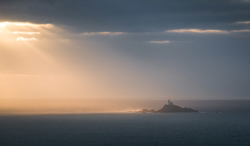 Photo d'un phare dans la lumière en Bretagne