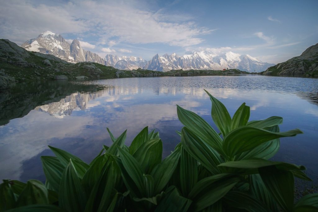 Les lacs alpins et le massif du Mont-Blanc